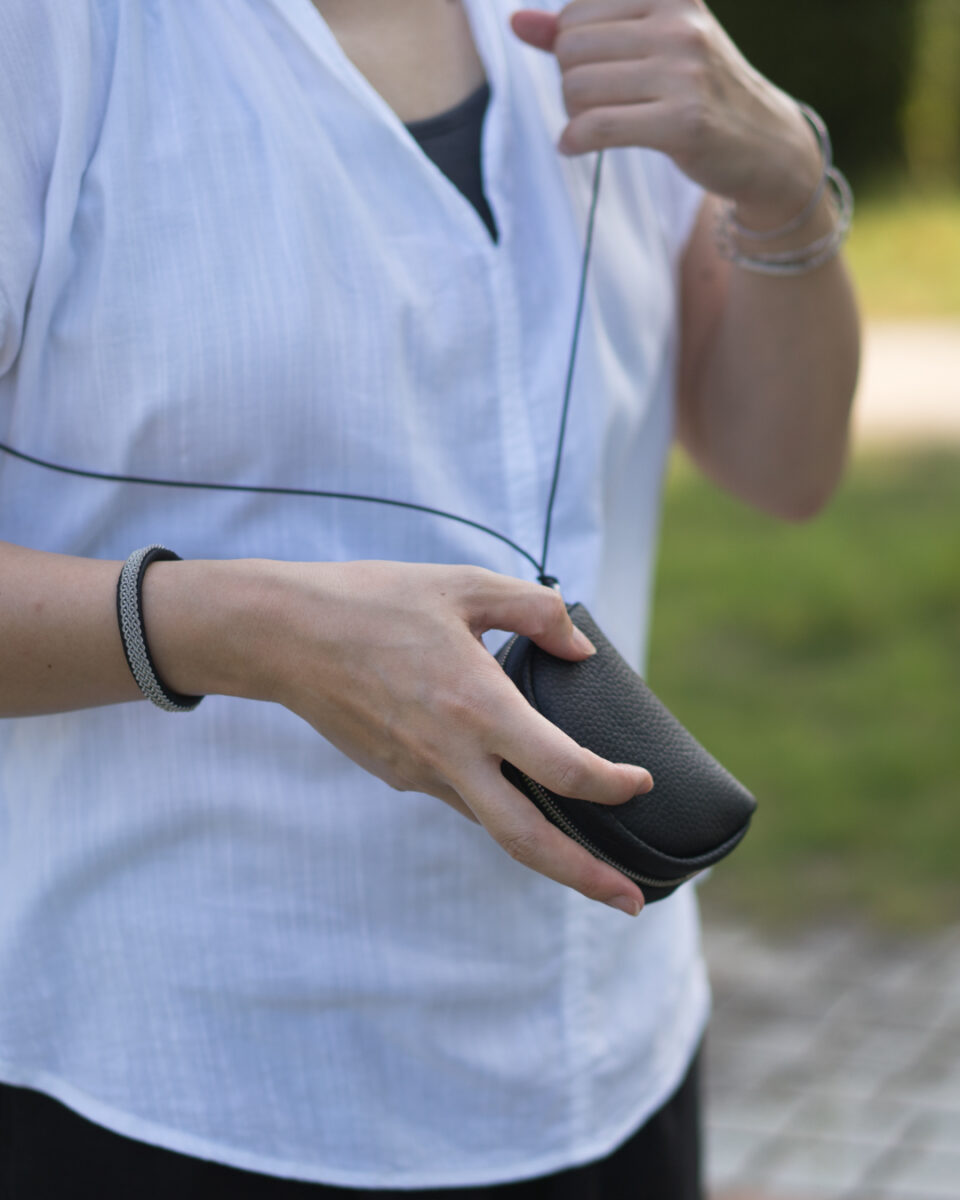 革のポシェット