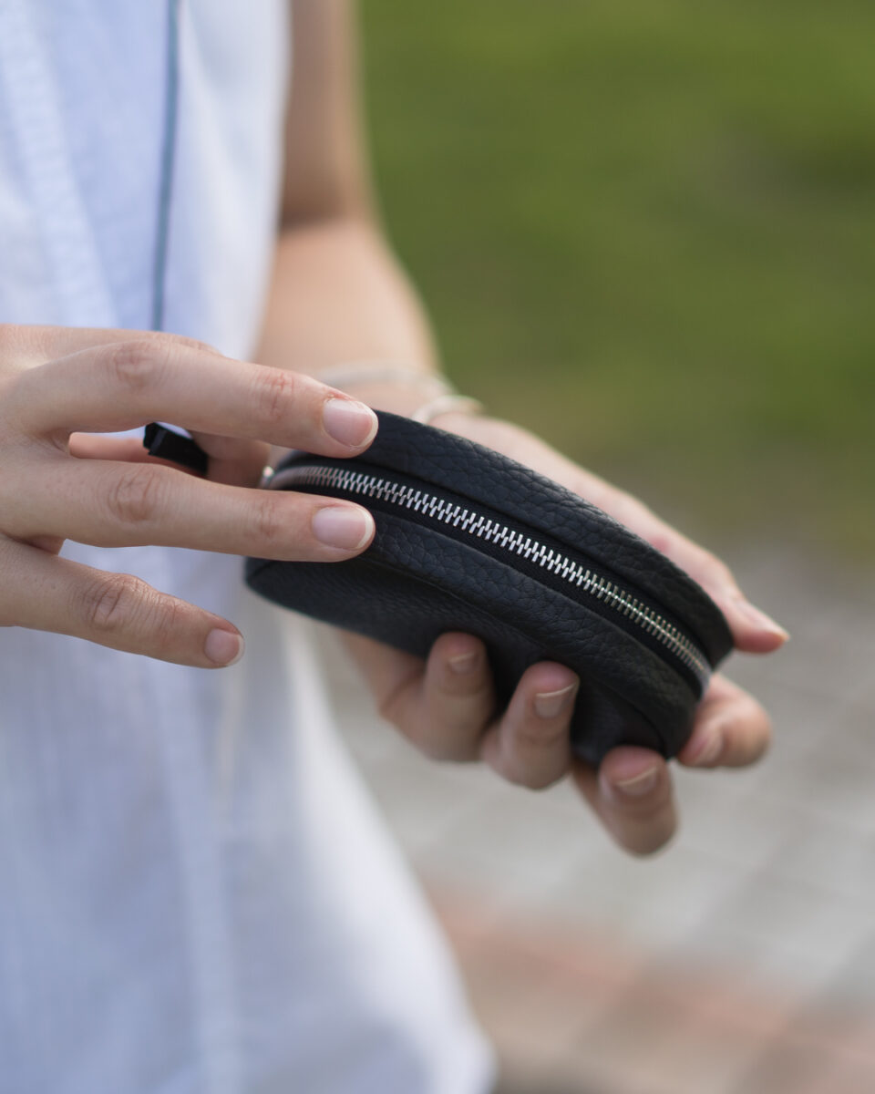 革のポシェット