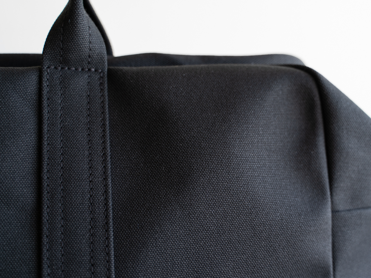 帆布のボストンバッグ